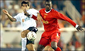 Liverpool's Emile Heskey (r) cannot shake off the attentions of Vincente