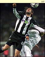 Newcastle United's Hugo Viana challenges Dynamo Kiev's Goran Sablic 