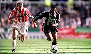 Nolberto Solano (right) takes on Sunderland's Michael Gray