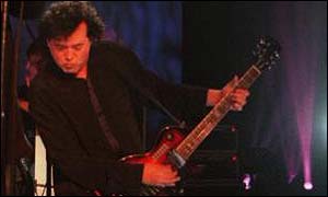 Jimmy Page on Top of the Pops in 1998