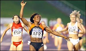 Maria Mutola wins the 800m
