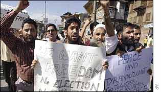 Kashmiri Muslim protesters shout anti-election slogans