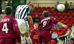 Lee Bullen heads Dunfermline's winning goal