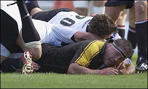 Craig Dowd scores a try during Wasps' victory against Saracens