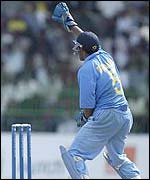 Rahul Dravid appeals for a catch