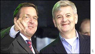 Gerhard Schroeder (left) and Foreign Minister Joschka Fischer