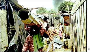Foreigners fleeing with their belongings from an Abidjan slum