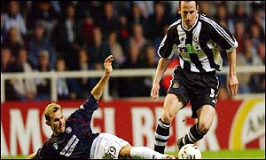 Late pressure from Andy O'Brien is to no avail as the scoreline stays at 1-0