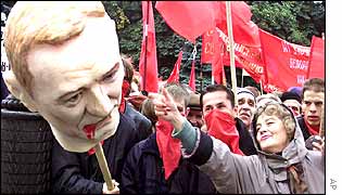 Protesters carried an effigy of President Kuchma 