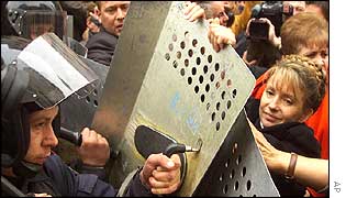Opposition leader Julia Tymoshenko (R) is blocked by riot police 