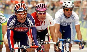 Angelo Furlan beats Erik Zabel to the line in Salamanca