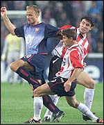 Bergkamp evades Van Bommel and Heintze
