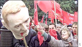 Opposition holds an effigy of Ukrainian President Leonid Kuchma during protests in Kiev