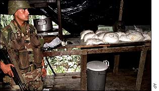 Colombian soldier guards cocaine seized in Putumayo
