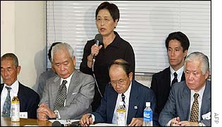 Hatsui Hasuike (C, rear), whose son was kidnapped to North Korea, speaks at a news conference following the meeting with Koizumi
