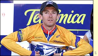 Roberto Heras wears the golden jersey for the overall leader again