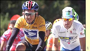 Roberto Heras rides at the front of the pelton