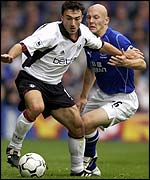 Steed Malbranque of Fulham holds off Thomas Gravesen of Everton