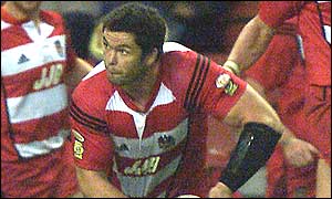 Wigan captain Andy Farrell passes the ball