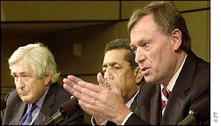 IMF managing director Horst Koehler (r) with World Bank president James Wolfensohn (l) 