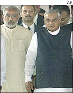Mr Vajpayee (r) visits Swaminarayan temple with Chief Minister Narendra Modi (l)