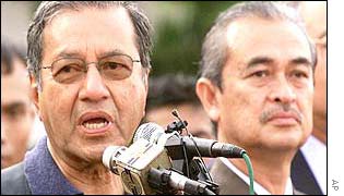 Malaysian Prime Minister Mahathir Mohammad (left) and his deputy, Abdullah Ahmad Badawi 