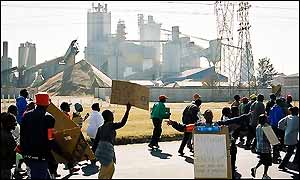 Protesters in front of the Vanderbijlpark plant 