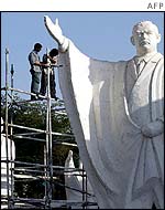 Workers put the finishing touches on a statue of Saddam Hussein