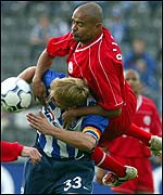 Laurent D'Jaffo climbs above Hertha's Marko Rehmer