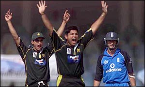Mushtaq Ahmed (centre) celebrates taking the wicket of England skipper Nasser Hussain