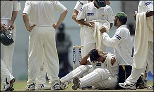 Australia's bowling gets more aggressive as Pakistan make a solid start 