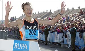Sonia O'Sullivan wins the women's event in a time of one hour, seven minutes and 19 seconds