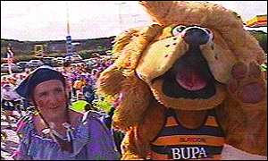 Two contestants dressed as Dorothy and the lion from Wizard of Oz