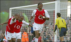 Arsenal set a new record by avoiding defeat in their 30th consecutive Premiership game 