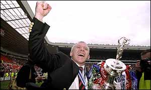 Peter Reid celebrates with the league trophy in 1999