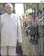 Mr Vajpayee reviews honour guard in Nicosia