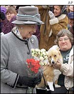 Queen meets corgis