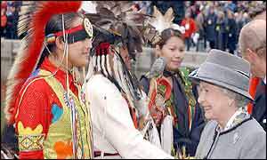 Queen meets indians from the Nakota Nation dance group 