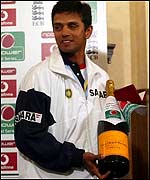 Dravid collects his award