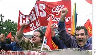 Fiat workers protest against Wednesday's job cuts