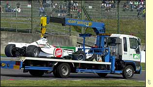 Jacques Villeneuve's wreckage is towed away 