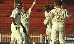 Warne celebrates the dismissal of waqar