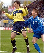 Steve Crawford holds off Hermann Hreidarsson 