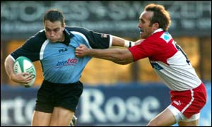 Rhys Williams struggles to find a gap in the Biarritz defence