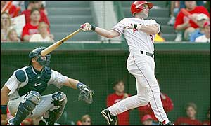 Adam Kennedy's home run brings the Angels back into the game as they go on to take a 6-5 lead 