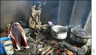 Displaced people cooking near Bouake