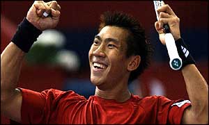 Paradorn Srichaphan celebrates victory over Gustavo Kuerten