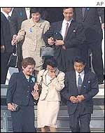 Five abducted Japanese disembark from the plane 