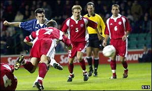 Steven Thompson scores Scotland's second goal