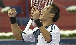 Paradorn Srichaphan celebrates his three set victory over Tim Henman
